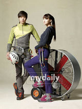 组图：张赫千正明刘仁英携手拍户外服装广告