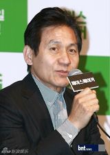 组图：韩星金明敏《领跑人》试映 高雅罗红裙抢镜