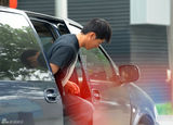 组图：窦骁购豪车 冯绍峰陪同当参谋