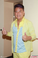 组图：群星录世界杯主题曲 谭咏麟炫万人迷签名