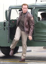 组图：施瓦辛格携子外出 开军用悍马气质彪悍