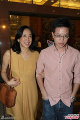 组图：朱玲玲医院二探郭晶晶 橘黄裙难掩笑颜