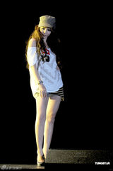 组图：土屋安娜香港开演唱会 李毓芬走秀助阵