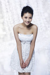 组图：杨渝渝新写真温暖大气 白裙装淡雅清新