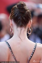 组图：米拉-乔沃维奇飘逸裙装露排骨胸