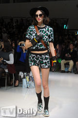 组图：T-ara孝敏智妍与孔孝真等看秀显个性