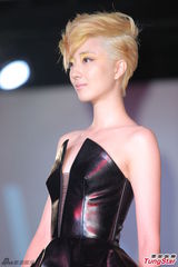 组图：桂纶镁金发造型示人 舞台上大玩变装秀