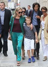 组图：莎朗-斯通不穿内衣出街 尴尬激凸显老态