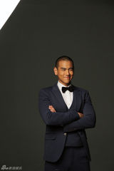 组图：彭于晏情人节捧玫瑰演绎完美恋人