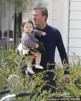 组图：小贝与好友结伴齐春游 变身奶爸享亲子乐