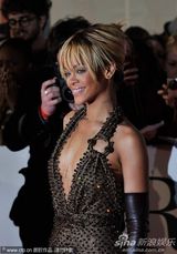 组图：第32届全英音乐奖 蕾哈娜深V露背秀美腿