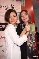 组图：张悬屋顶音乐节嬉皮风造型牵手卢凯彤