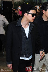 组图：JYJ三子赴日排练亮相机场墨镜酷帅遮面