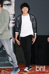 组图：《华颐》宣传 吕珍九抱粉丝亲密玩自拍