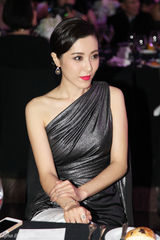 组图：曾黎出席珠宝夜宴 优雅长裙凸显婀娜身姿