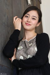 高清组图：金泰熙尽显熟女气质 明眸皓齿雪肤透明