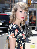 组图：泰勒复古裙秀纤细腰身 袅袅婷婷娇艳如花