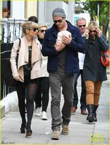 组图：“雷神”二度当爹 锤哥甘做奶爸爱抱娃