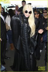 组图：Lady Gaga昆虫装亮相 满身褶子造型骇人