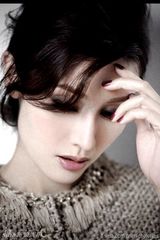 组图：李嘉欣近照曝光孕相不明显 亲吻外甥脚丫