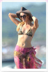 组图：帕丽斯-希尔顿豹纹比基尼现身海边