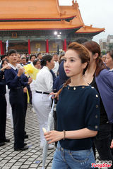 组图：蔡依林母亲节献吻妈妈 避谈绯闻