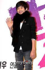 幻灯图：崔贞媛美艳红裙出席SBS新剧发布会