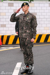 组图：韩星Rain正式退役 帅气行军礼湿眼眶