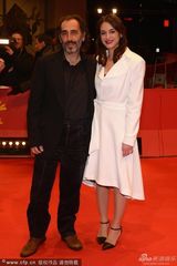 组图：《斯特拉托斯》首映 女主红唇显魅力