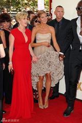 组图：艾美奖红毯 凯特-温丝莱特红裙霸气外露