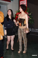 组图：周慧敏走秀疲态尽显 “虞姬”杜鹃亮相