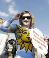 幻灯图：美女人体彩绘32强国旗 呼吁保护动物