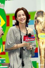 幻灯图：张根锡香港会影迷 中性露肩衫显魅惑