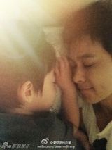 组图：微镜头下的小小志 呆萌可爱完胜童颜老爸