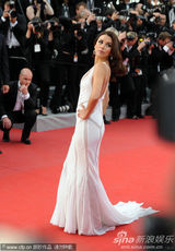 组图：《锈与骨》首映 朗格利亚霸气白裙拥猛男