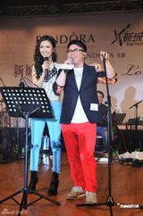 组图：薛凯琪陈奂仁G.E.M携手演出为母亲节献歌