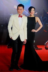 组图：《宗师》剧组压轴红毯 女星争秀美胸美背