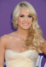 高清组图：凯莉-安德伍德裸色抹胸礼服性感亮相