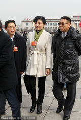 组图：成龙参加两会引尖叫骚乱不禁捂耳