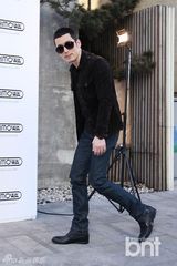 组图：张赫郑糠云等帅气出席新店开业活动