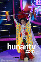 组图：谢娜大咖秀扮女儿国国王与维嘉演狗血戏