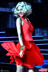 组图：亚洲超模模仿玛丽莲梦露 裙摆飞扬性感十足