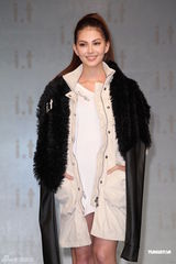 组图：周杰伦绯闻女友昆凌一改甜美变性感酷妹