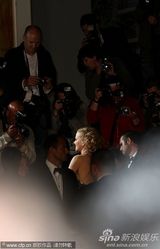 组图：妮可戛纳走红毯 长裙高贵大秀无瑕美背