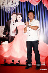 组图：何妤玟补请婚宴穿百万婚纱 婚后不急做人