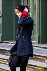 组图：斯威夫特红唇小礼帽上街 尽显时尚小清新