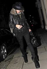 组图：超模凯特-摩丝深夜出行 豹纹围巾似女神