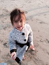 组图：刘涛老公晒子女劳作照 女儿漂亮儿子帅气