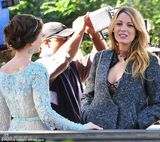 组图：莉顿-梅斯特片场闲聊 蕾丝裙突显圆润丰臀