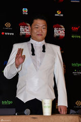 组图：2012MAMA盛典落幕 鸟叔等亮相获年度大奖